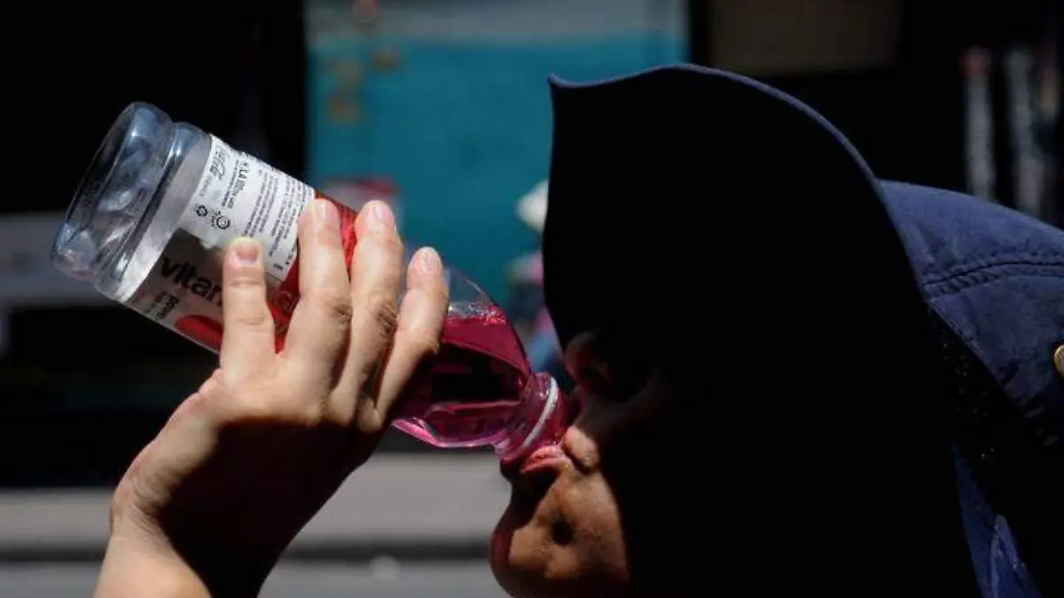 mujer hidratandose calor clima